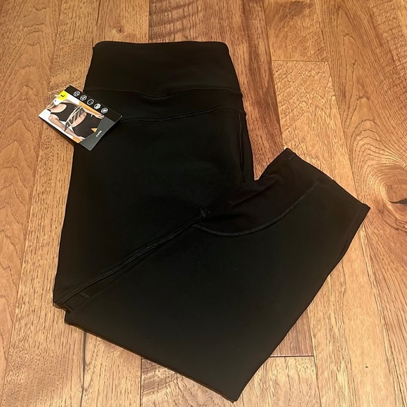NWT Avia Woman’s Capri Leggings Size L (12-14) - Picture 1 of 6